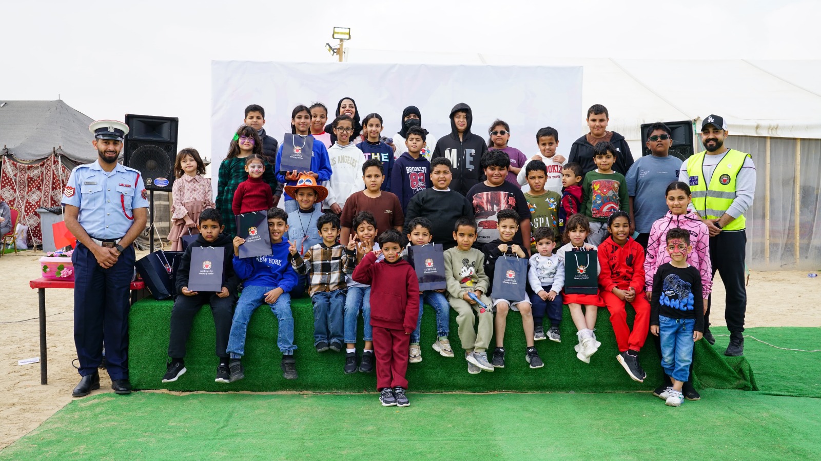 شرطة خدمة المجتمع بمديرية المحرق تنظم حملة تعزيز الوعي بمخاطر الاستغلال الإلكتروني<